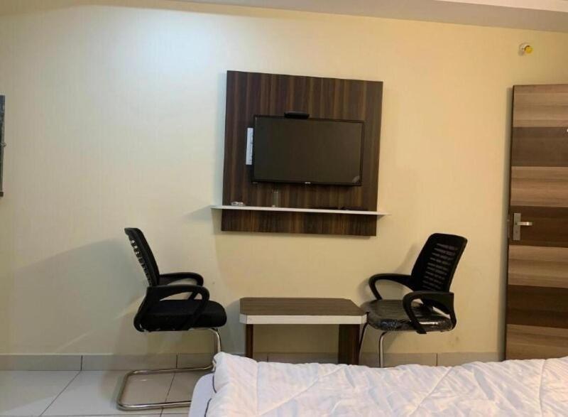 Oyo Flagship 80855 Hotel R Grand Vijayawada Exterior photo